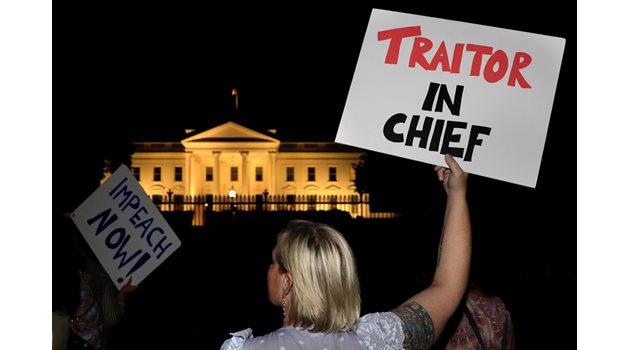 Демонстранти се събраха пред Белия дом с искания за импийчмънт на президента. Те протестираха с плакати: “Главнокомандващ предател” и “Лъжец”.  СНИМКА: РОЙТЕРС