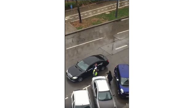 Кадър от видеото, на който се вижда спорът между офицерката от НСО и катаджията