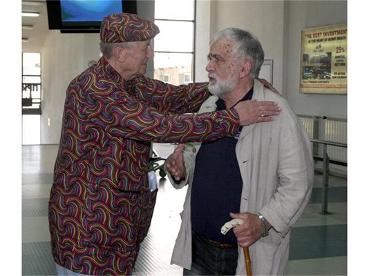 2006 г. Любомир Левчев посреща на летище София своя знаменит приятел Евгений Евтушенко, който също е герой в книгата му.

