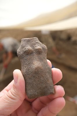 Женска фигура с изразени белези от средата на V хил. пр. Хр., открита при разкопките на Плоската могила.