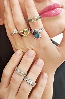 Различни модели пръстени с диаманти и скъпоценни камъни