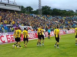 Играчите на "Ботев" се поздравяват след гола. Снимки: Георги Кюрпанов