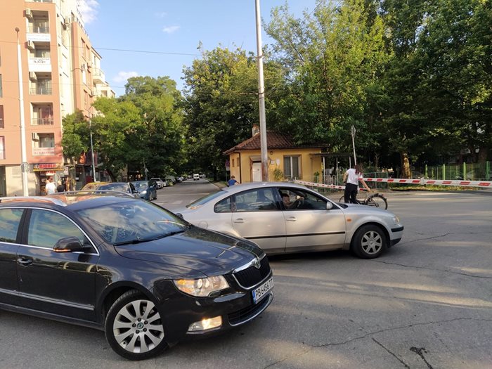 Бариерите на прелезите на бул. "Копривщица" блокираха, шофьорите да ги заобикалят