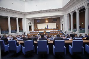 Нов депутатски скандал в парламентарните кулоари