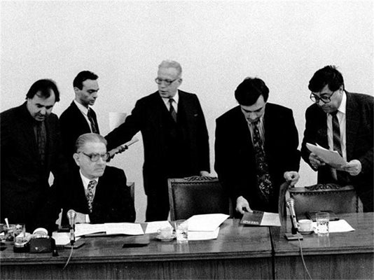 1993 г. Седналият е проф. Любен Беров. До него на преден план са Нейчо Неев (отляво) и Валентин Карабашев и земеделският министър проф. Георги Танев (отдясно).
СНИМКА: 24 ЧАСА