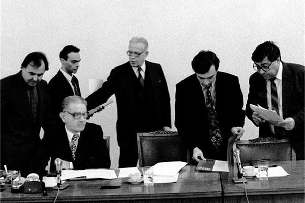 1993 г. Седналият е проф. Любен Беров. До него на преден план са Нейчо Неев (отляво) и Валентин Карабашев и земеделският министър проф. Георги Танев (отдясно).
СНИМКА: 24 ЧАСА