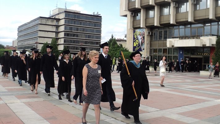 С шествие на площада в Благоевград започна дипломирането на завършилите АУБГ.