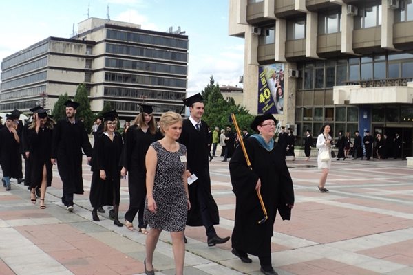 С шествие на площада в Благоевград започна дипломирането на завършилите АУБГ.