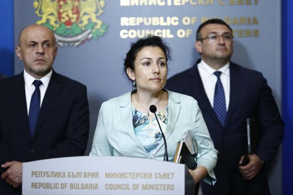 Вицепремиерът Томислав Дончев, земеделският министър Десислава Танева и вътрешният Марин Младенов обявиха допълнитени мерки, които държавата взема срещу чумата по свинете.
