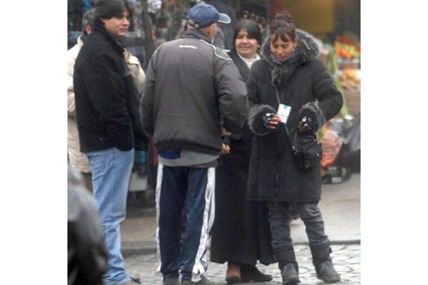 Роми масово продават цигари на черно на софийските пазари.