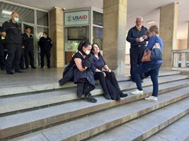 Клетви и сълзи пред съда в Пловдив заради пускането на Иво Лудия, убил трима (снимки)