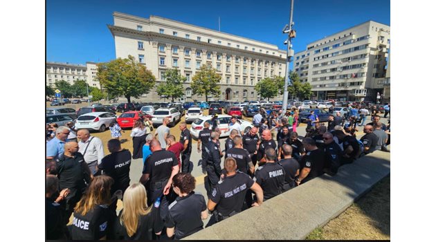 Полицаи протестират в подкрепа на Калин Стоянов
СНИМКИ: ГЕОРГИ ПАЛЕЙКОВ