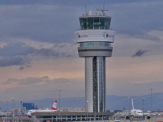 Контролната кула на РВД на Летище София е брандирана по повод 50-годишния юбилей на предприятието.
