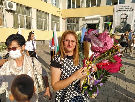 Учителката Донка Караджова една държеше букетите.