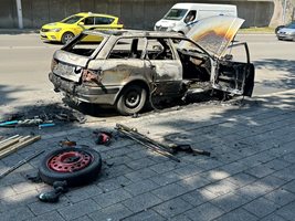 Кола изгоря в центъра на Пловдив. Собственикът: Просто се запали (Снимки)