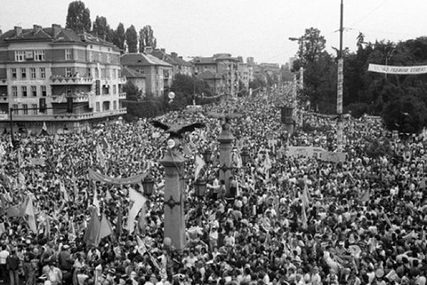 Прочутият митинг на СДС преди парламентарните избори през 1990 г. Твърди се, че са присъствали 500 000 човека, а от СДС обявяват 1 млн.