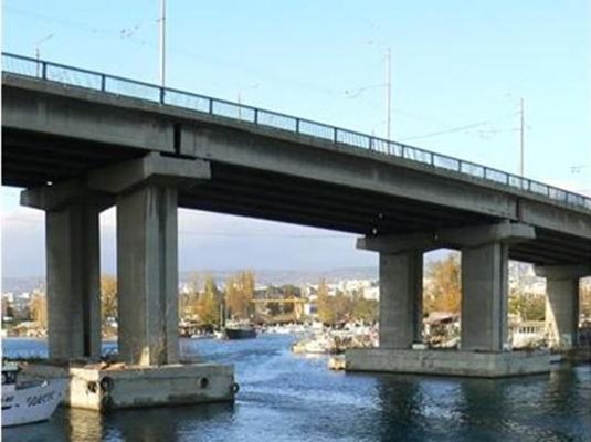 Кандидат-самоубийцата е скочила от по-ниската част на Аспаруховия мост над стария канал, където са вързани лодки и корабчета на рибари. 
СНИМКА: АВТОРЪТ
