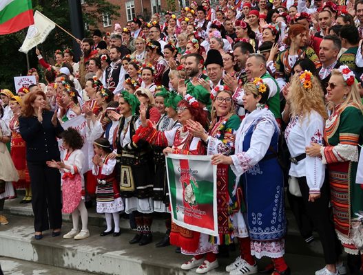 Илияна Йотова с българи по време на събора “На мегдана на другата България” в Копенхаген през 2022 г.