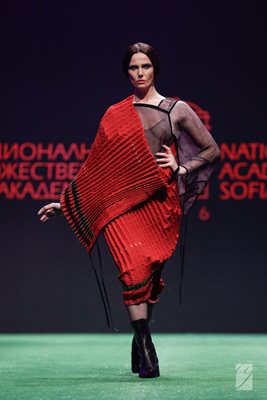 Мария Силвестър дефилира облечена в модел на Мариела Гемишева.