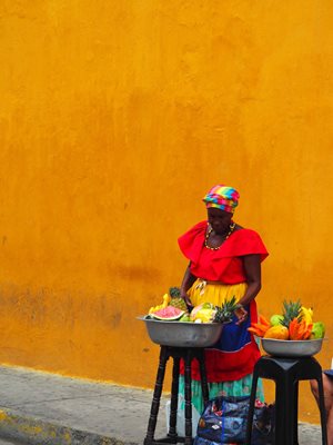 В Картахена, на карибския бряг, всичко е цветно: къщите, хората, плодовете.