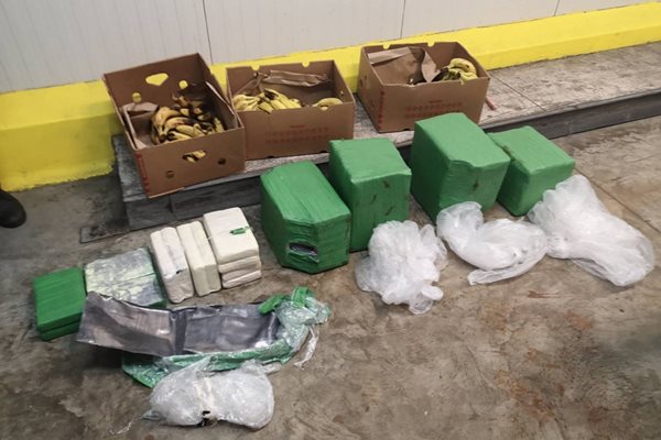 Пакетите кокаин били скрити на дъното на кашони с банани.  СНИМКИ: Авторът