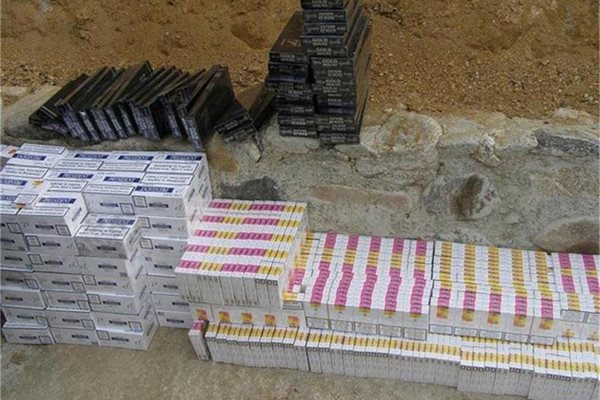 Поредната пратка от 5000 кутии нелегални цигари, заловена на границата. 
СНИМКИ: МВР И "24 ЧАСА"
