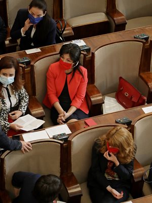 Надя Клисурска и Евдокия Асенова (на преден план) от БСП бяха вчера с маски в партийния цвят - червено.