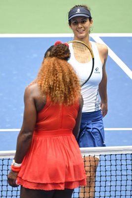 Цветана Пиронкова и Серена Уилямс се поздравяват в мача от 1/4-финалите на US Open, който американката спечели много трудно. СНИМКА: РОЙТЕРС