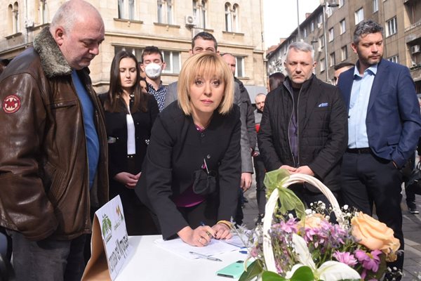 "Изправи се! Мутри вън" се казва коалицията на Манолова и "Отровното трио" СНИМКА: Велислав Николов