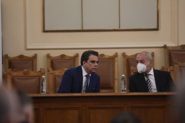 Финансовият министър Асен Василев наблюдава дебата между социалния Гълъб Донев и шефа на бюджетната комисия Любомир Каримански.

СНИМКИ: НИКОЛАЙ ЛИТОВ