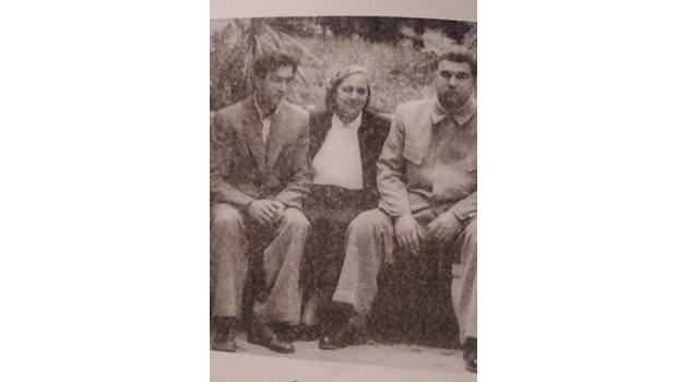 Вълко Червенков със съпругата си и сина си. 