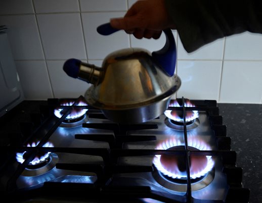 Драстичните сметки за газ през зимата всъщност ще се отразят на поне 420 хиляди българи, ако средно в едно домакинство има по трима човека.