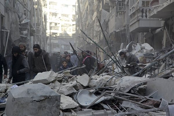 Въздушните удари са срутили Алепо, хиляди бягат от града.