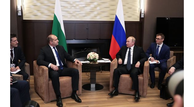 Президентите на България и Русия Румен Радев и Владимир Путин разговаряха първо в тесен кръг, а след това и на официален обяд.  СНИМКИ: ПРЕССЛУЖБА НА ДЪРЖАВНИЯ ГЛАВА