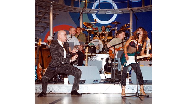 Слави танцува, докато световноизвестните момичета от “Бонд” свирят - 12 май 2003 г.