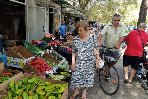 Пловдивчанка обикаля сергиите на пазара на ул. "Младежка", за да си хареса зеленчук. Снимки: Авторът