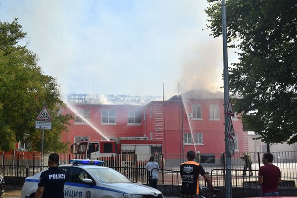 Пожарът в училище "Душо Хаджидеков" в Пловдив.
Снимка: Никола Михайлов.