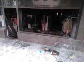 Огънят е нанесъл сериозни щети на магазина

Снимка: Дивотия до шия във Велико Търново/ Калоян Пейчев
