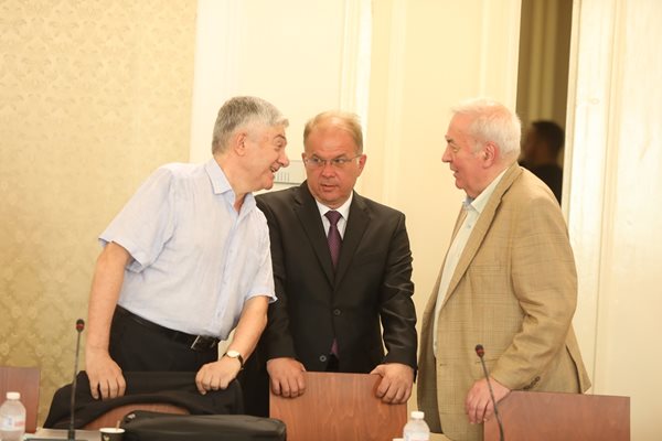 Румен Ненков, Радомир Чолаков и Благовест Пунев (от ляво на дясно) по време на обсъжданията