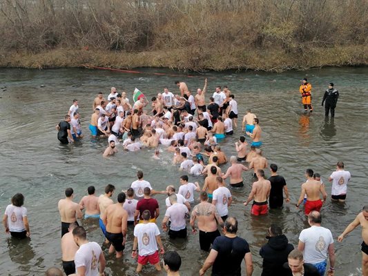 Рекорден брой смелчаци скочиха за кръста във водите на река Марица.