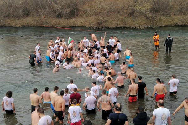 Рекорден брой смелчаци скочиха за кръста във водите на река Марица.