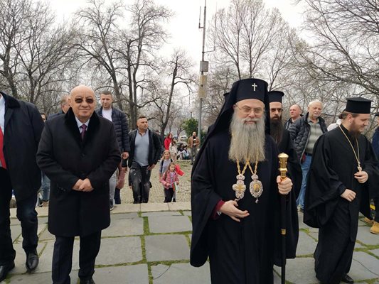 След молебена в църквата "Света Богородица" пловдивският митрополит Николай се включи в честването на Бунарджика. Зад него е архонтът Георги Гергов.