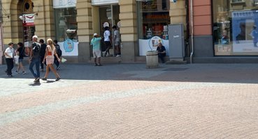 Аптеките в Пловдив не подкрепиха протеста, тук-там кварталните затвориха (Снимки)