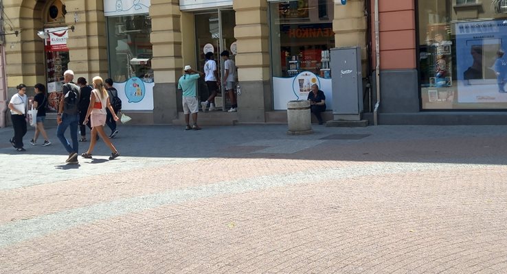 Голяма аптека на главната улица в Пловдив непрекъснато обслужваше клиенти. в обявените часове за протест. Снимки: Авторът