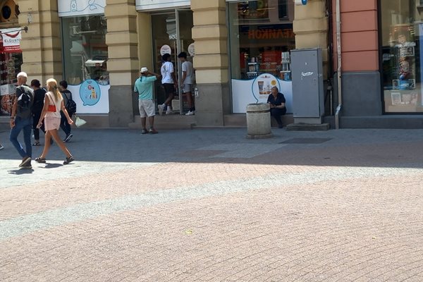 Голяма аптека на главната улица в Пловдив непрекъснато обслужваше клиенти. в обявените часове за протест. Снимки: Авторът