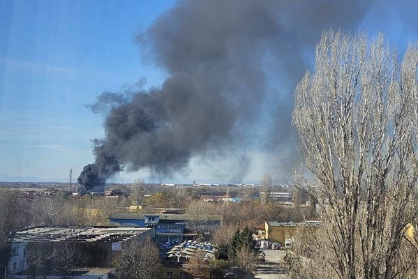 Пак гори в Шекер махала, черен дим се извива над Пловдив