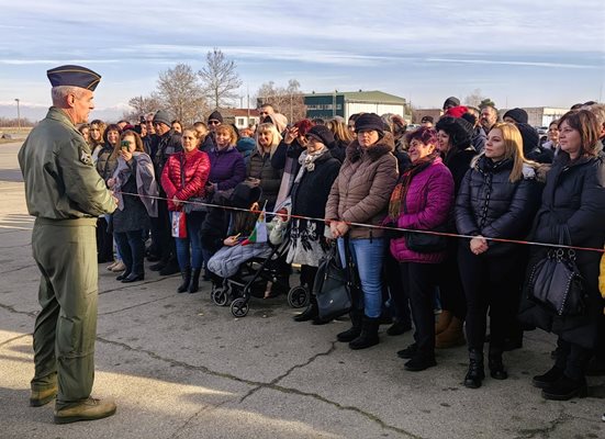 Ген. Русев разговаря с близките на новите кадрови войници.