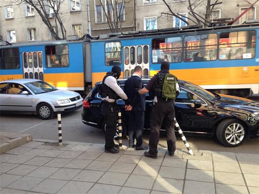 Блогърът Асен Генов стана свидетел и засне ареста на един от клиентите на Първанова близо до мола на бул. “Стамболийски” в София.