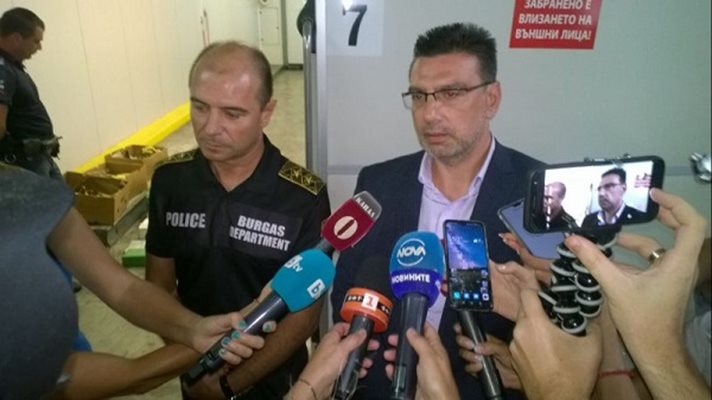 Прокурор Георги Чинев и комисар Калоян Калоянов обясняват пътя на дрогата от Еквадор до Бургас. 
