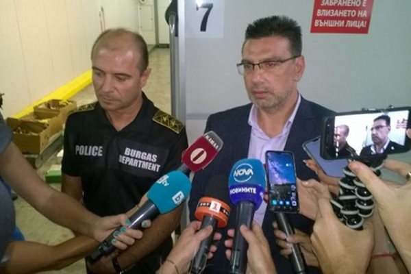 Прокурор Георги Чинев и комисар Калоян Калоянов обясняват пътя на дрогата от Еквадор до Бургас. 
